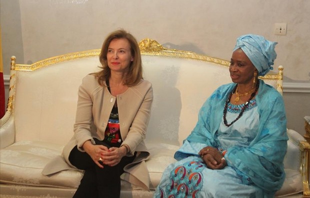 Madame Valetre Trieweiler compagne du président Français François Hollande accueillie par Mme Traoré Mintou Doucouré première Dame du Mali. Mercredi 15 mai 2013. Aéroport de Bamako. 