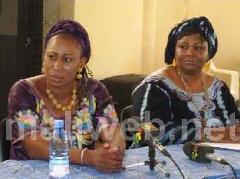 A gauche, la coordonnatrice des "Nyeleni pour le changement", Mme Fatoumata Magassouba 