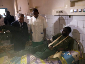 Diango Cissoko s’est ensuite rendu à l’infirmerie militaire centrale où ont été admis les blessés militaires tchadiens rapatriés du Mali 