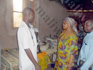Mme Touré Safiatou Traoré, visitant l'unité de récupération, d'éducation nutritionnelle intensive)