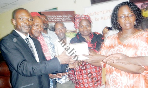 Remise de don symbolique par l'administrateur de la Fondation Orange Mali (D) au DGA du CRLD (g)