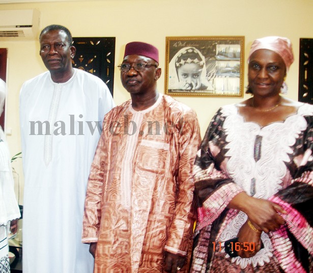 Le ministre Bruno Maiga entouré du cinéaste  Cheick Oumar Sissoko et son segal