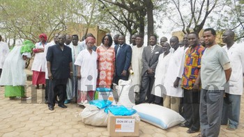 La remise symbolique de don de la Fondation Orange aux responsables de l'hôpital du Point G