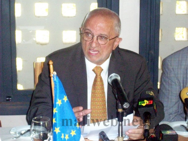 Le chef de la commission européenne, l'ambassadeur Richard Zink