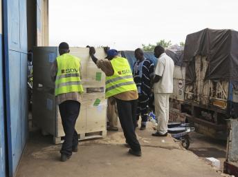 Du matériel électoral venu de France, à Bamako, le 18 juin 2013. REUTERS