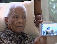 Capture d'écran d'une vidéo de la chaîne de télévision sud-africaine SABC montrant Nelson Mandela chez lui à Johannesburg, le 29 avril 2013  © SABC/AFP/