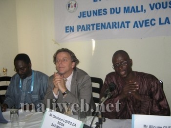 Le représentant spécial du secrétaire général de l'Onu, Bert Koenders (C) avec Alioune Gueye (G)