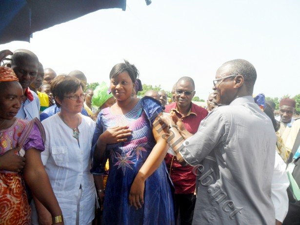 Le secrétaire général du ministre de la santé, Adama Diawara, occulant la première dose à la femme du directeur technique du centre de santé de Sido