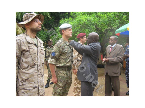 Le ministre Yamoussa Camara décore un militaire européen le 14 juin 2013 au ministère de la Défense et des Anciens combattants.