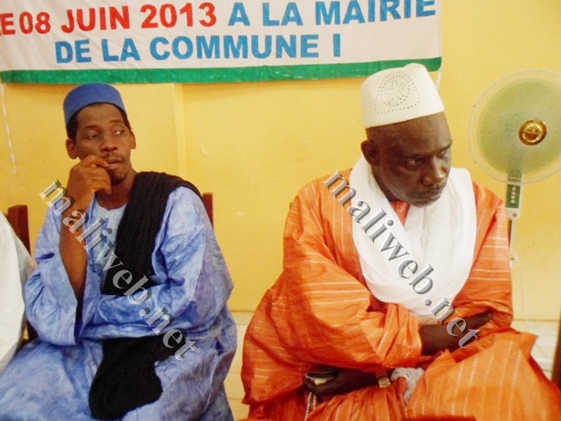 Le guide spirituel Chérif Ousmane Madani Haidara et Mamadou Cissé, tous du groupement des leaders