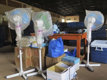 Un lot de matériel électoral, en attente à Bamako, la semaine dernière. Il doit être livré dans le nord du pays. REUTERS