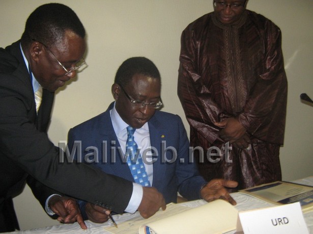 Le candidat de l’URD, Soumaïla Cissé, en train de signer le code de bonne conduite.