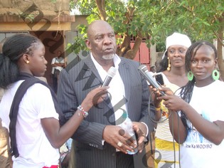 Cheick Modibo Diarra (au milieu)
