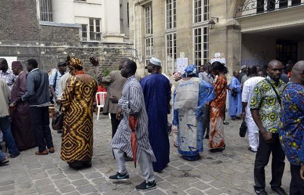 Des électeurs à l'ambassade du Mali à Paris le 28 juillet 2013  © AFP