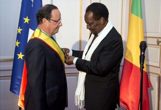Le président François Hollande reçoit les insignes de Grand Croix de l`ordre national du Mali des mains du président malien par intérim Dioncounda Traoré