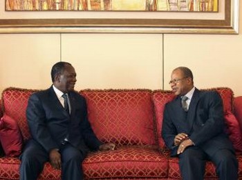 Le Premier ministre malien Diango Cissoko (D) et le président ivoirien Alassane Ouattara (G) à Abidjan le 27 décembre 2012. REUTERS