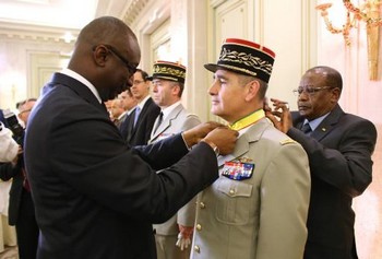 Le ministre malien des Affaires étrangères décore le général Brethous, le 13 juillet 2013 à Paris  © AFP