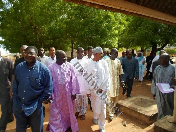 Le ministre Mamadou Sidibé, en visite à l'hôpital Fousseyni Daou de Kayes. On reconnaît le DG général de la Canam, Luck Togo à l'extrême gauche