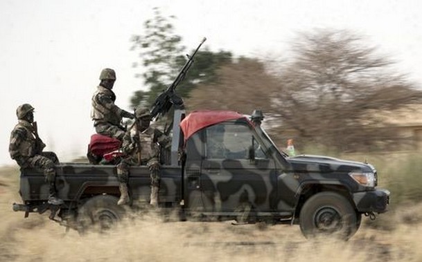 Le véhiule des soldats malien sotte sur une mine à Ménaka