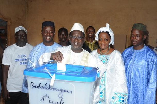 Le candidat à la présidentielle Soumaïla Cissé, dans un bureau de vote à Bamako le 11 août 2013  © AFP