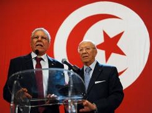 L'ancien Premier ministre tunisien Beji Caid Essebsi (d) écoute l'opposant Taïeb Baccouche réaliser un discours, le 16 juin 2012 à Tunis  © AFP