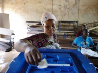 A Bamako, l'une des premières électrices ce dimanche 11 août au matin. REUTERS/Joe Penney