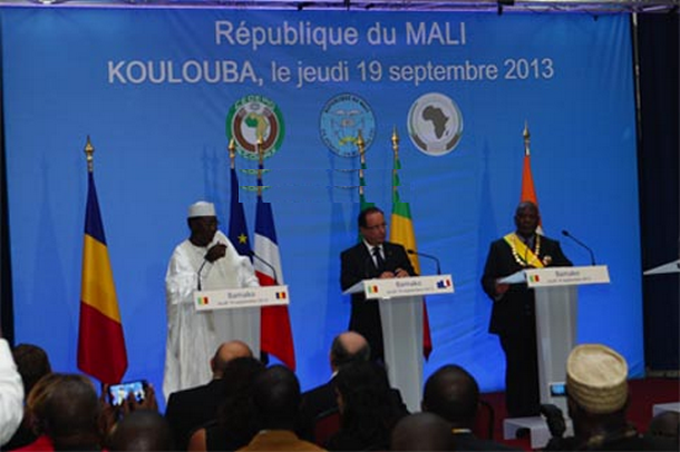 Jeudi 19 septembre 2013. Les présidents IBK, Idriss Deby du Tchad et François Hollande de la France co-anime une conference de presse. 