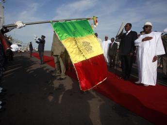 Le président tchadien Idriss Déby et son homologue malien Ibrahim Boubacar Keïta, à l'aéroport de Bamako, le 18 septembre 2013. REUTERS/