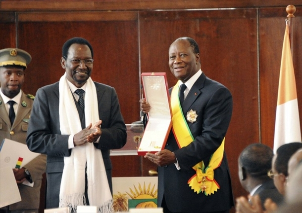 Dioncounda Traoré a élevé son homologue ivoirien, Alassane Ouattara à la Dignité de Croix de l’Ordre national malien