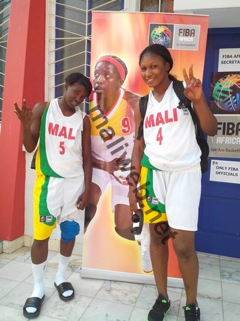 Hamchetou Maiga  (en poster) derrière Aissata et Nasira