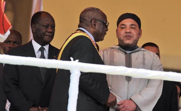 Parmi les invités d'IBK, le roi du Maroc Mohamed VI. De l'autre côté le président de Côte-d'Ivoire Alassane Ouattara. AFP