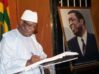 Le président malien élu Ibrahim Boubacar Keïta, en visite au Togo, signe un livre de condoléances après s'être recueilli sur la tombe de l'ancien président togolais Gnassingbé Eyadema. Pya, le 1er septembre 2013 AFP