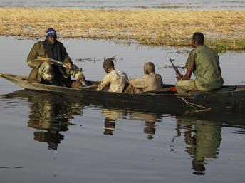 Des soldats maliens transportent des hommes accusés de collaborer avec le Mujao, le 2 mars 2013. REUTERS