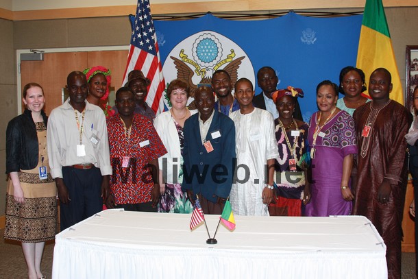 Les Recipiendaires posant avec l'ambassadeur des USA au Mali (photo ambassade USA)