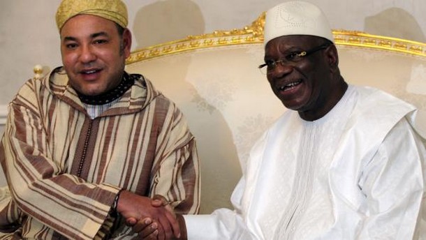 Le roi du Maroc Mohamed VI ( G) et le président malien Ibrahim Boubakar Keïta, à Bamako, le 19 septembre 2013. REUTERS