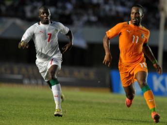 Le Sénégalais Moussa Sow (à gauche) et l'Ivoirien Didier Drogba à la lutte lors d'un match des éliminatoires pour la CAN 2013, le 13 octobre 2012 à Dakar. AFP