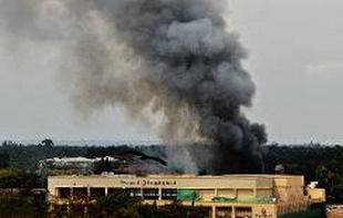 D'épaisses fumées noires s'échappent du centre commercial Westgate de Nairobi, assiégé par un commando islamiste, le 23 septembre 2013  © AFP