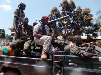 Des combattants de la Seleka, ce mardi 10 septembre à Bangui, en route vers Bossangoa, où plus de 60 personnes ont été tuées dans les violences de ces derniers jours. AFP