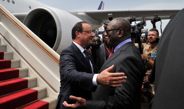 Ibrahim Boubacar Keïta, surnommé IBK, reçoit François Hollande à l'aéroport de Bamako. AFP