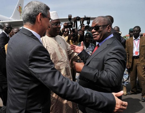 A gauche, Jorge Carlos de Almeida Fonseca, le président du Cap-Vert, au centre le Sénégalais Maky Sall.  AFP