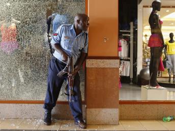 Un officier de la police kényane dans le centre commercial Westgate, où l'attaque revendiquée par les shebabs somaliens a fait plusieurs dizaines de morts, le 21 septembre. REUTERS/