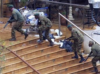 Des soldats kényans prennent position devant l’entrée du centre commercial Westgate à Nairobi, Kenya, le 24 septembre 2013. REUTERS