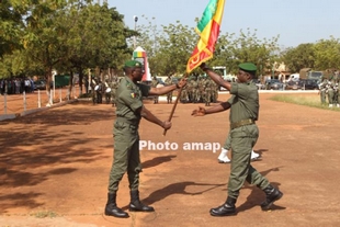Le colonel Arouna Samaké (d) est le nouveau commandant de la 3ème région militaire de Kati