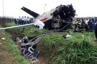 La carlingue de l'avion accidenté à l'aéroport de Lagos, le 3 octobre 2013  © AFP 