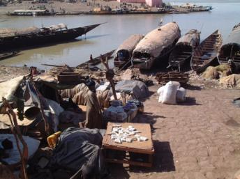 Le port de Mopti au Mali. Taguelmoust/wikimedia.org