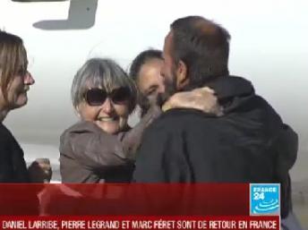 Les ex-otages sont maintenant sur le tarmac en compagnie de leur famille. @france24