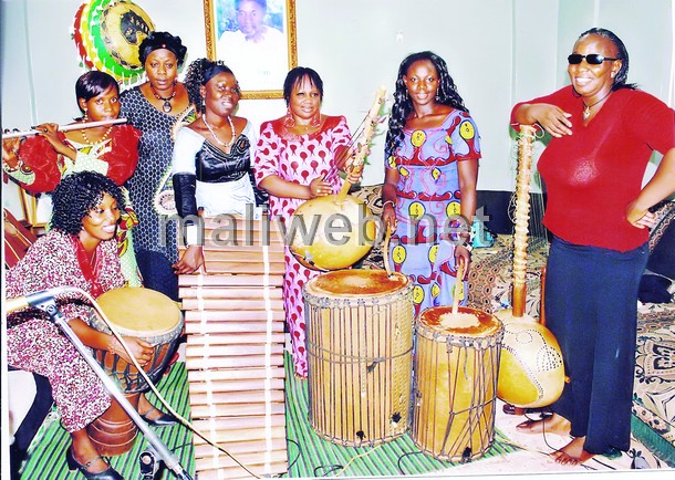 La photo de familel du groupe Kaladjoula Band,. On reconnaît (C) Naïny Diabaté, initiatrice du groupe