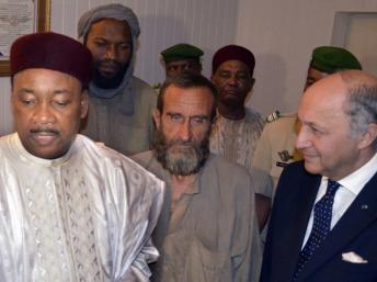 e président nigérien Mahamadou Issoufou (g) et le ministre français des Affaires étrangères Laurent Fabius accueillant les ex-otages Thierry Dol et Daniel Larribe. AFP 