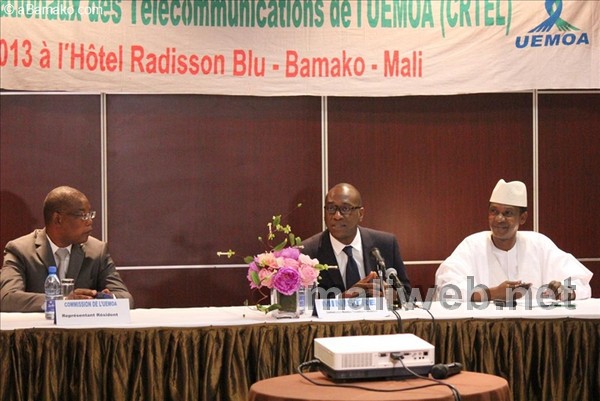 Une vue du présidium lors de la cérémonie d'ouverture. On reconnaît, le ministre de la Communication, à ses côtés le Dg de l'Amrtp (D) et le commissaire de l'Uemoa (photo C NJikam)