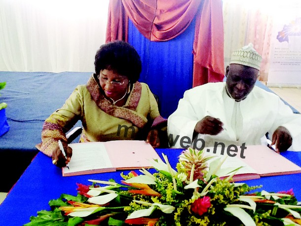 Mahamadou Tieny Konaté et Mme Alizeta Ouedrago signant les documents de partenariat